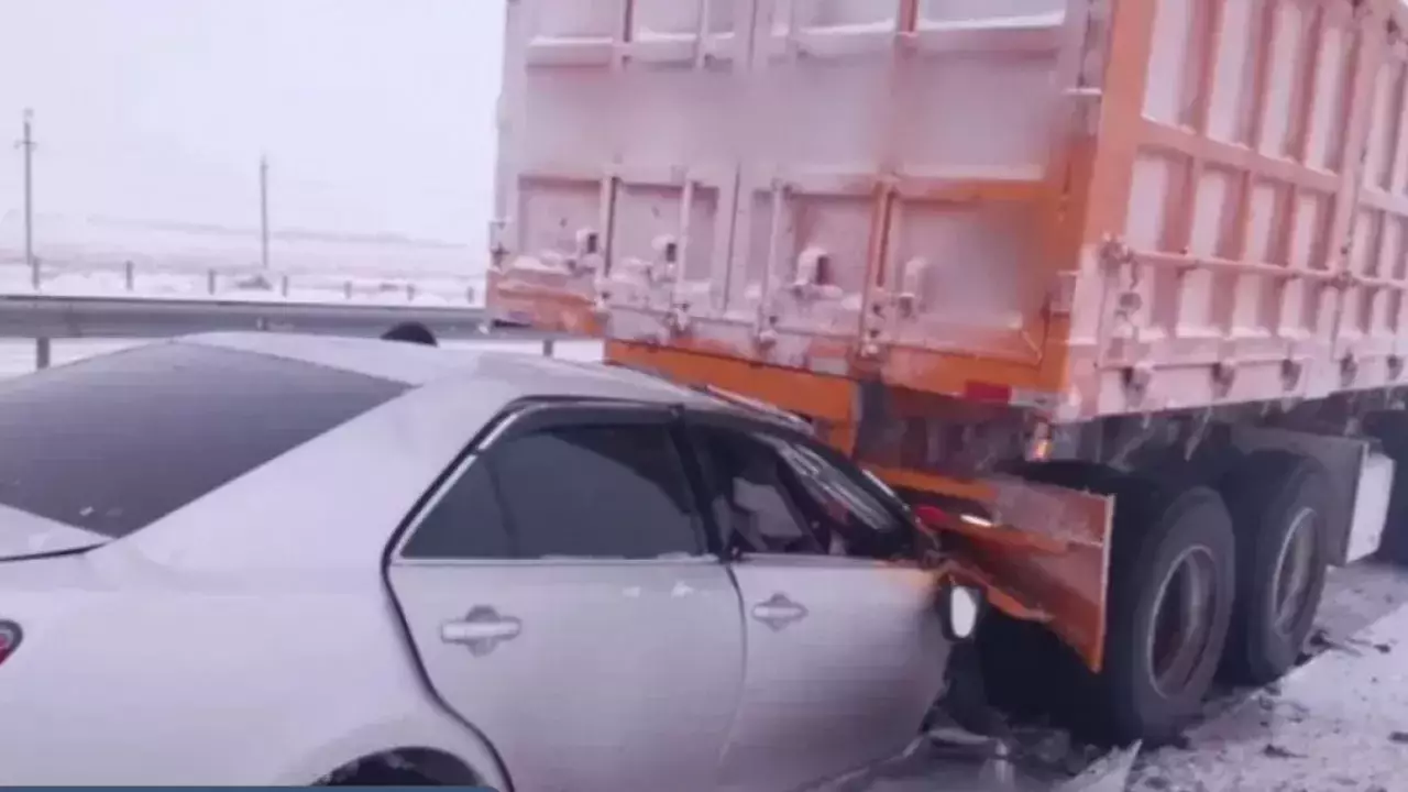 Павлодар облысында жеңіл көлік жүк көлігіне соқтығысып, 2 адам көз жұмды