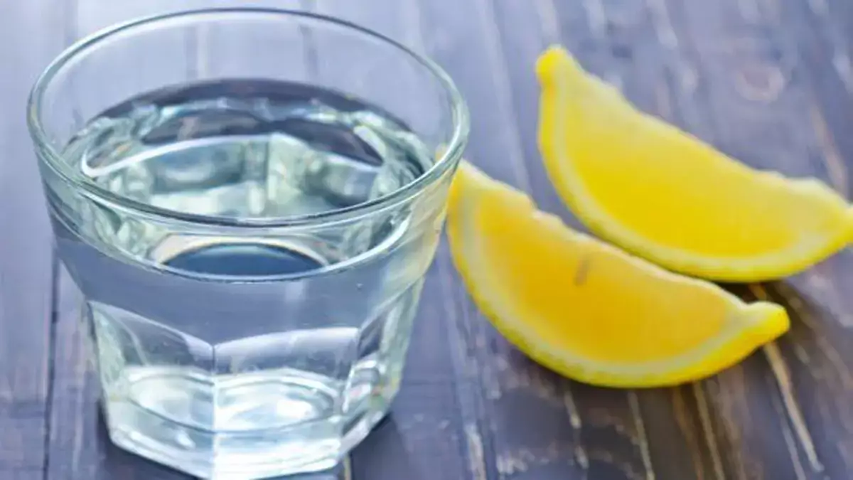 Как действует лимонная вода натощак: проверенный способ улучшить здоровье и похудеть - новости на Lada.kz 13.01.2026