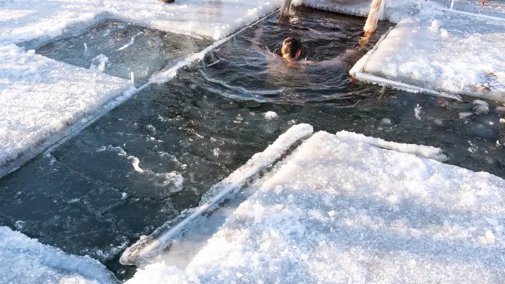 Крещенские купания: где и когда в Астане можно окунуться в прорубь