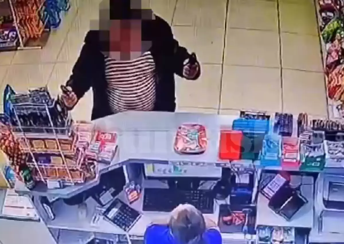 Пьяный мужчина с пистолетами устроил переполох на АЗС в Уральске