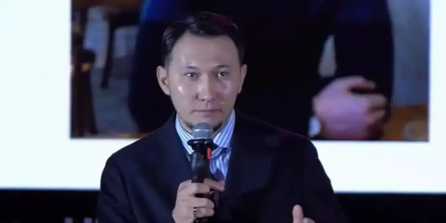 Коуч ерекше баланың анасын елдің көзінше кемсітіп, жұртты ашуландырды