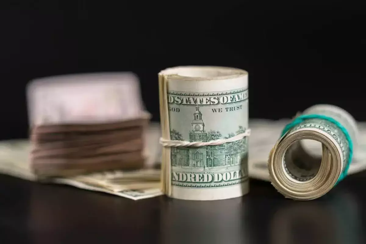 Старается не шуметь: что происходит с долларом в Казахстане