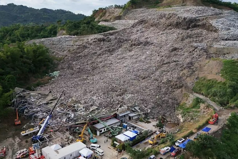 Не менее восьми человек погибли из-за мусорного оползня на Филиппинах