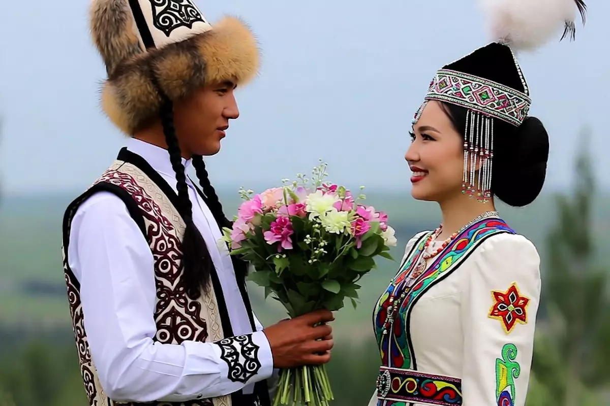 Сколько тратят на цветы в Западном Казахстане: данные опроса