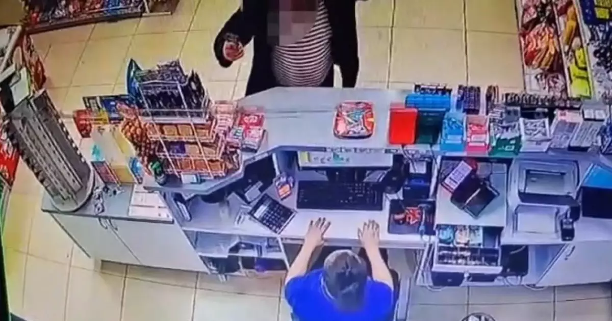  Оралда ер адам жанармай құю бекетіне екі тапанша ұстап кірген (ВИДЕО) 