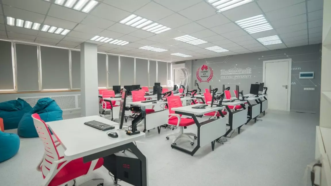 Жетісу университеті жасанды интеллект негізінде білім берудің жаңа моделін қалыптастыруда