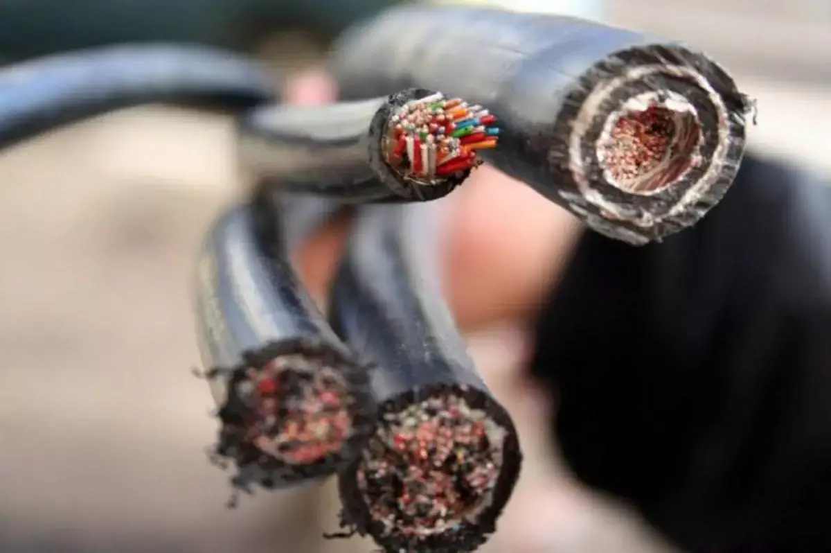 В Актау трое мужчин подозреваются в краже электрокабеля - новости на Lada.kz 13.01.2026