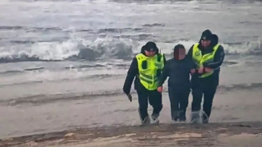 Полицейские Актау бросились в море и спасли тонущего подростка