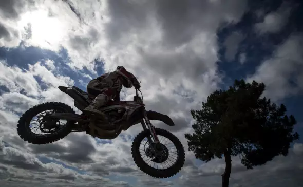 Французский мотогонщик погиб в результате аварии на соревнованиях