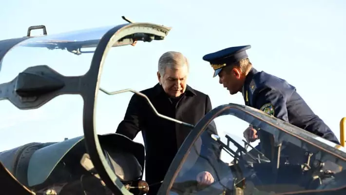 Мирзиёев посетил Чирчикский авиационный ремонтный завод