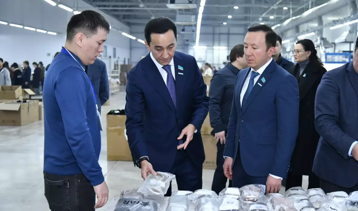 Мәжіліс депутаттары тоқыма кәсіпорнының жұмысымен танысты