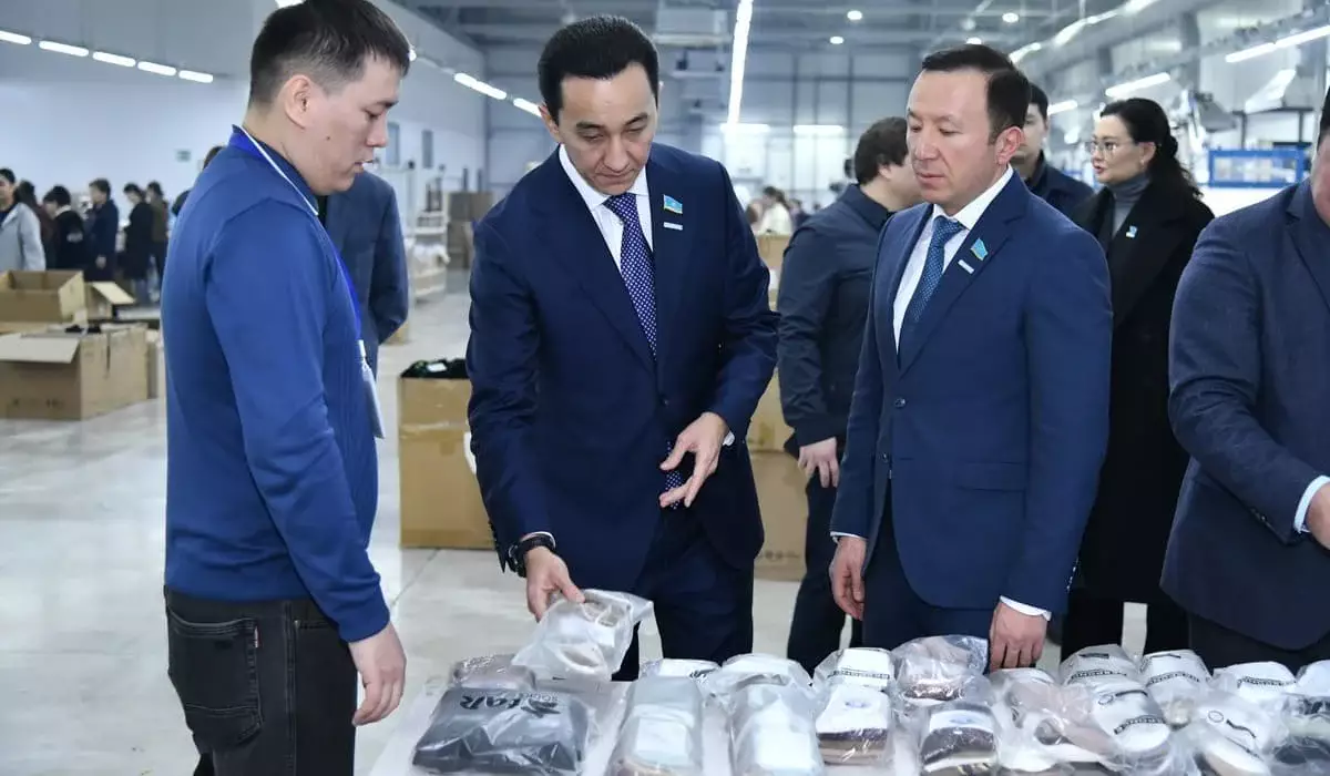 Текстильное производство в Шымкенте посетили депутаты