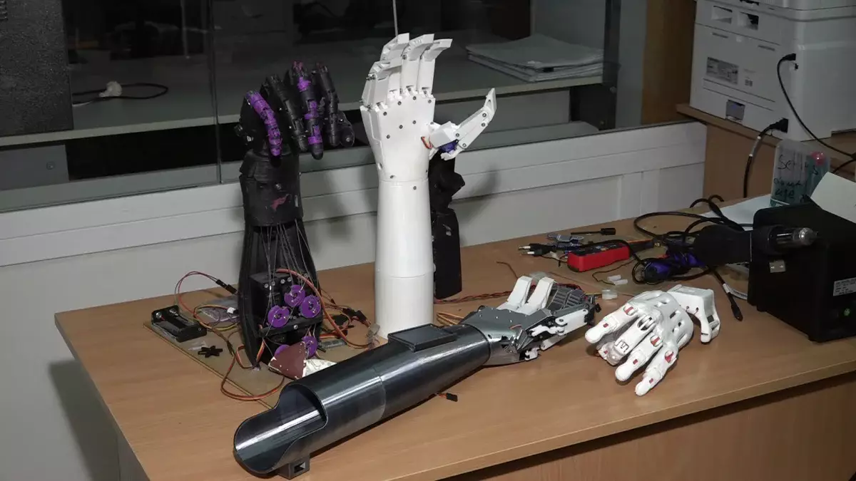 Алматылық оқушылар бионикалық қол протезін ойлап тапты