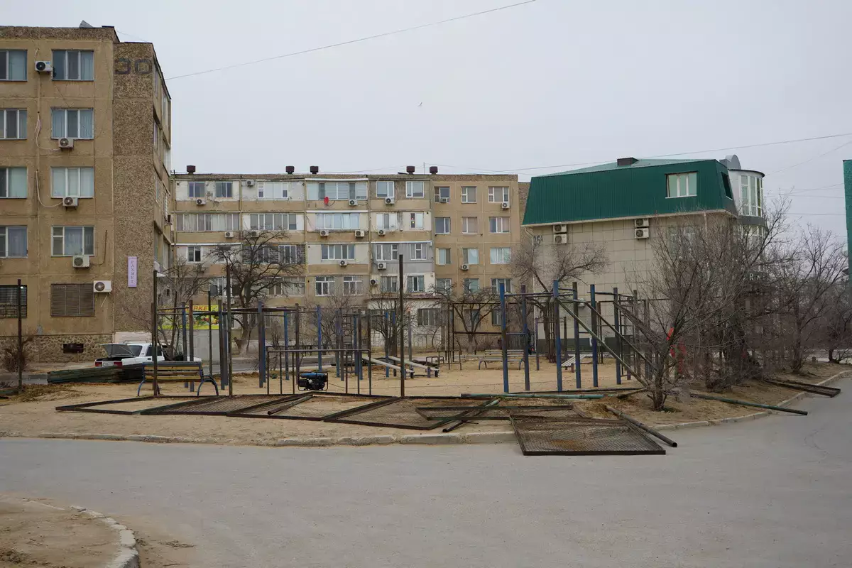 «Зачем ломают?» - демонтаж спортплощадки волнует жителей Актау - новости на Lada.kz 13.01.2026
