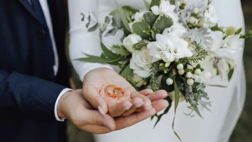 Жұп сүйікті итін құтқару үшін тойын кейінге қалдырды