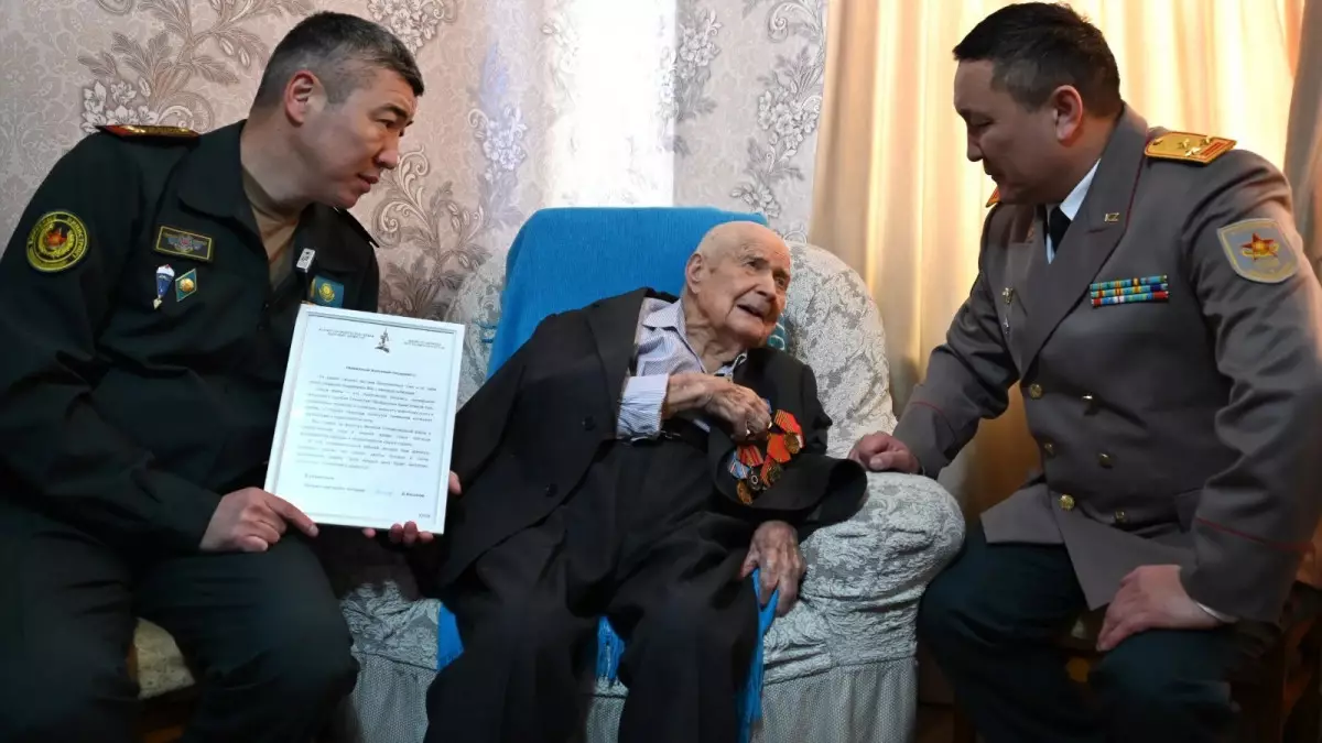 Алматыда ғасыр жасаған ҰОС ардагерін Қорғаныс министрлігі құттықтады