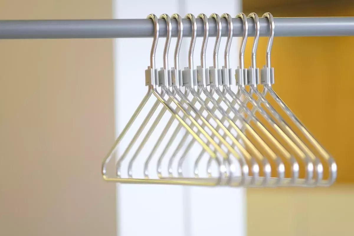 Потеряли куртку или шубу в гардеробе: кто обязан возмещать ущерб