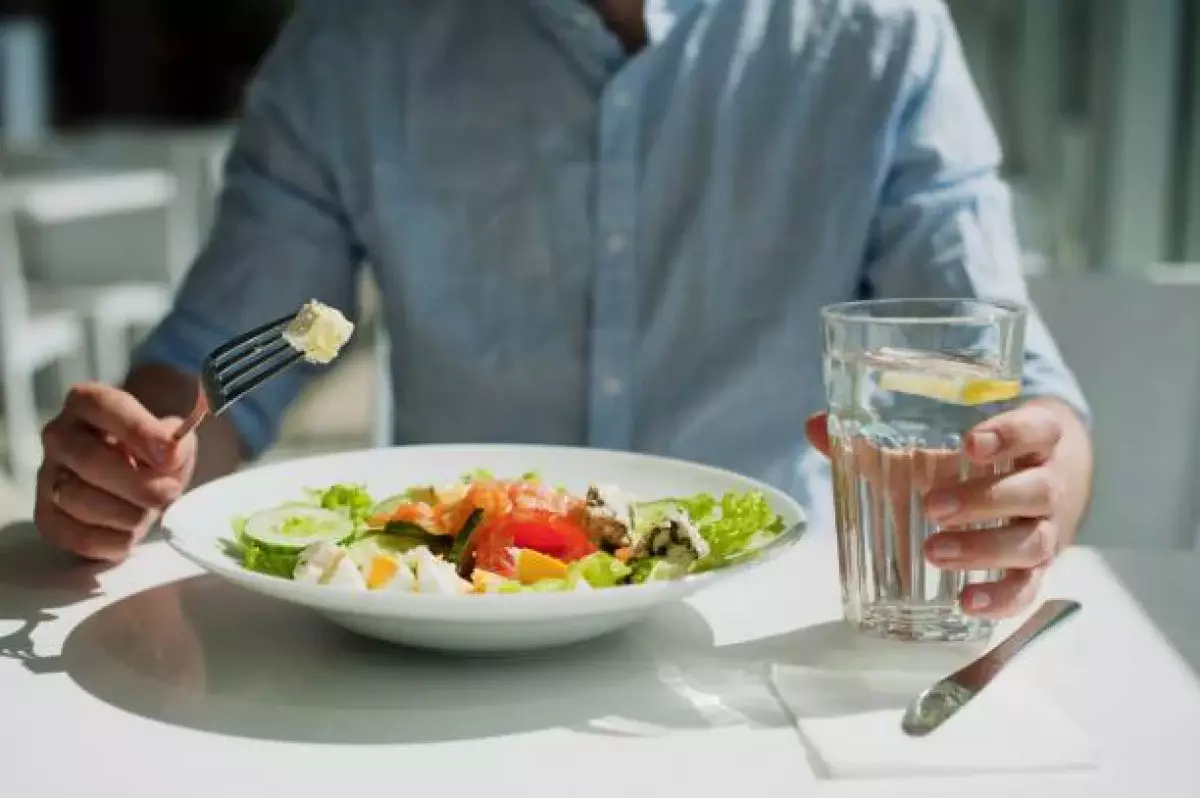 БҚО-да халық ішетін су қауіпті ме? Тексеріс таңбасыз тағам мен сапасыз суды әшкереледі