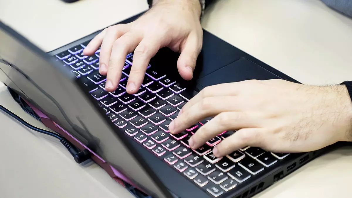 Подростков-хакеров вербуют через поддельные объявления о работе.