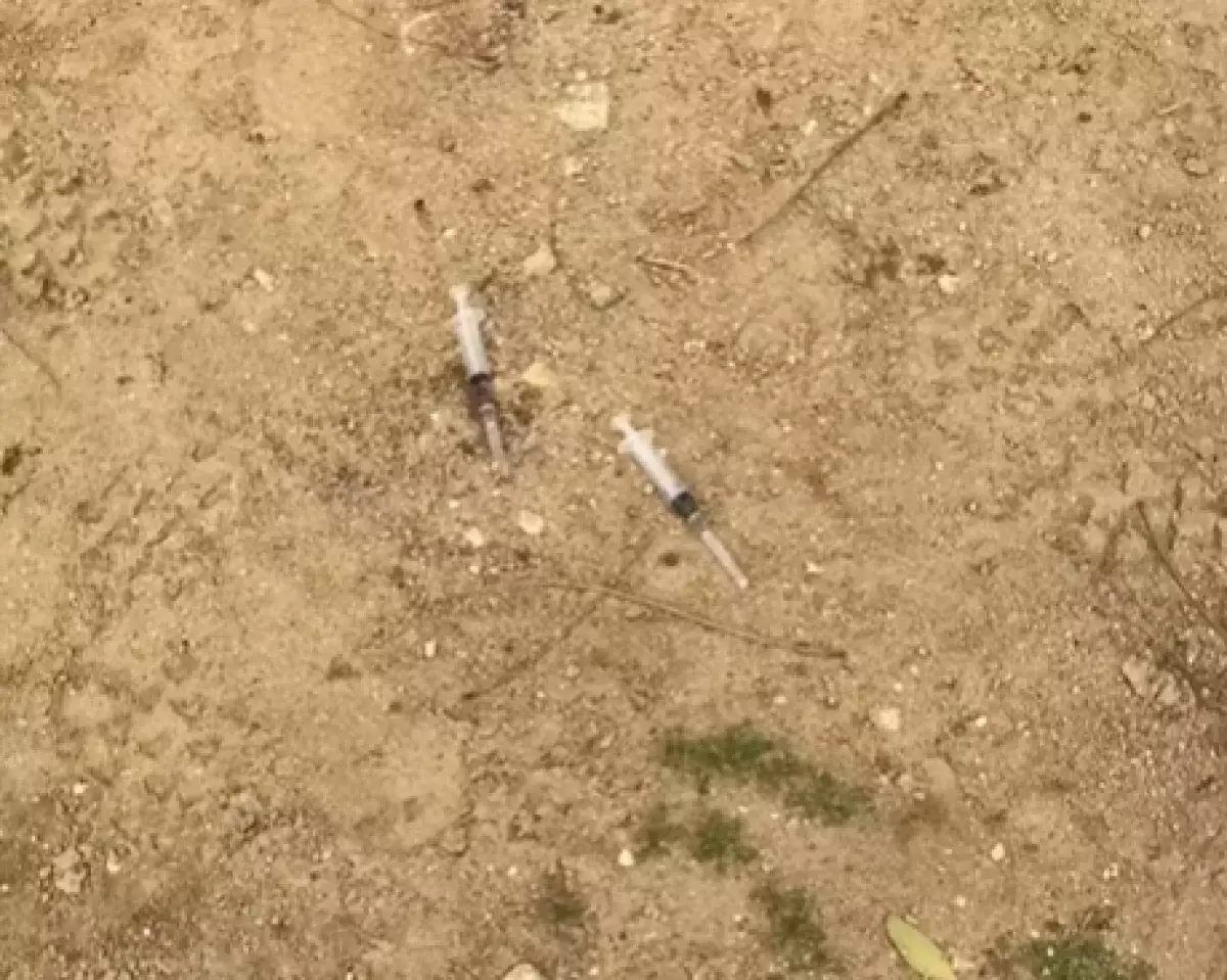 Использованные шприцы у детской площадки в Актау: как наказали виновника