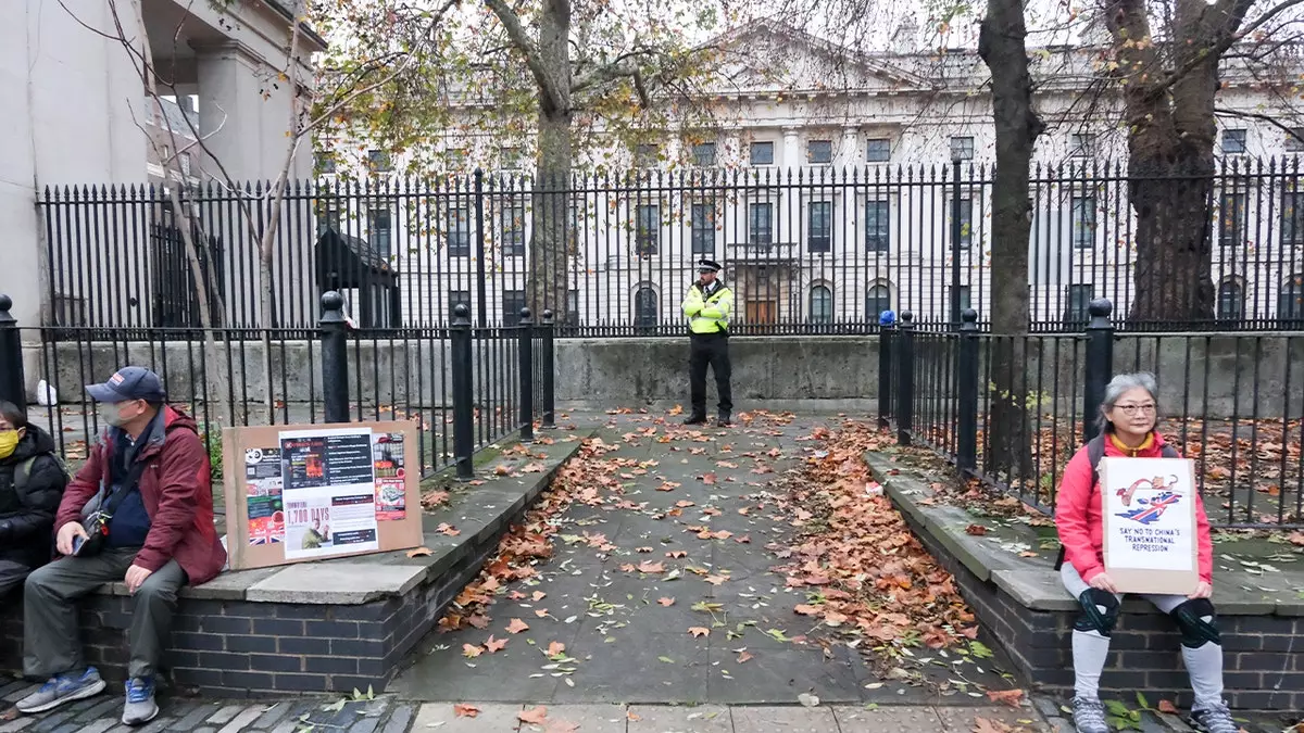 В посольстве Китая планируют построить секретную комнату вблизи кабельных линий, что вызвало повсеместные опасения шпионажа.