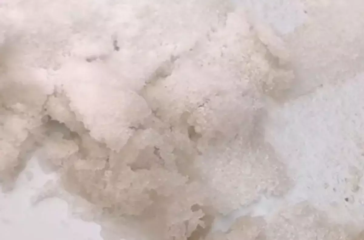 Желтый и розовый снег накрыл Усть-Каменогорск: экологи объяснили причину (ВИДЕО)