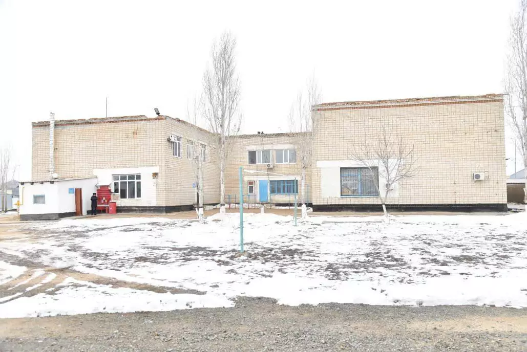 Военнослужащие береговой охраны Атырау несут службу в аварийном здании