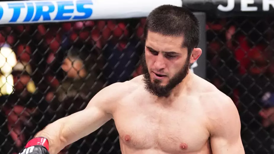 Махачев высказался о бое с Топурией