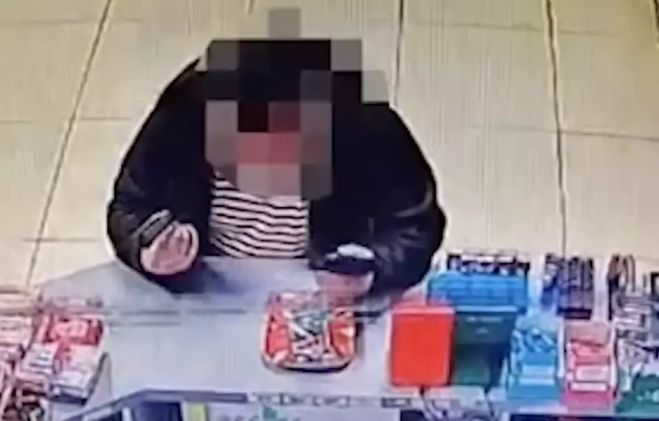 Оралда жанармай құю бекетіне мас ер адам 2 тапаншамен кірген (ВИДЕО)