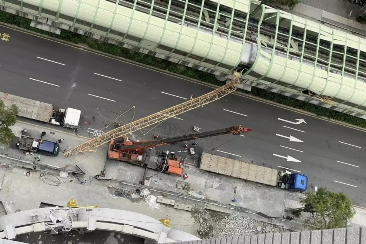 В Таиланде кран упал на пассажирский поезд: десятки погибших и раненых