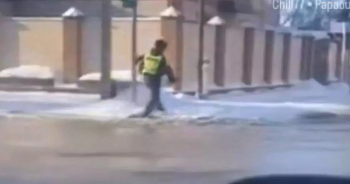  Көшеде балаға қамқорлық көрсеткен полицей көптің ықыласына бөленді (ВИДЕО) 