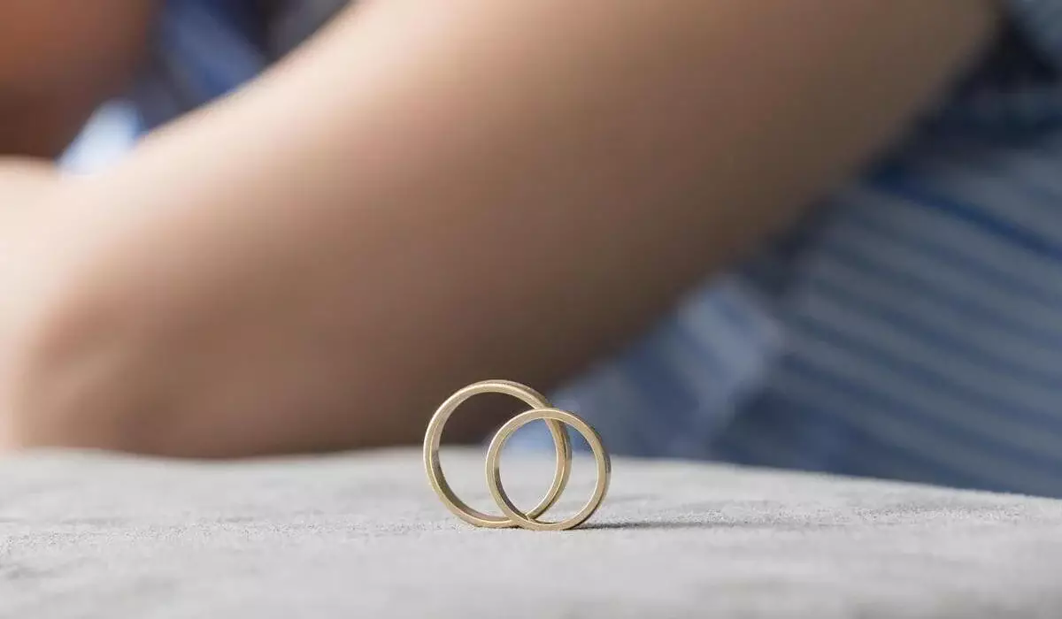 Казахстанец случайно узнал, что у него две жены