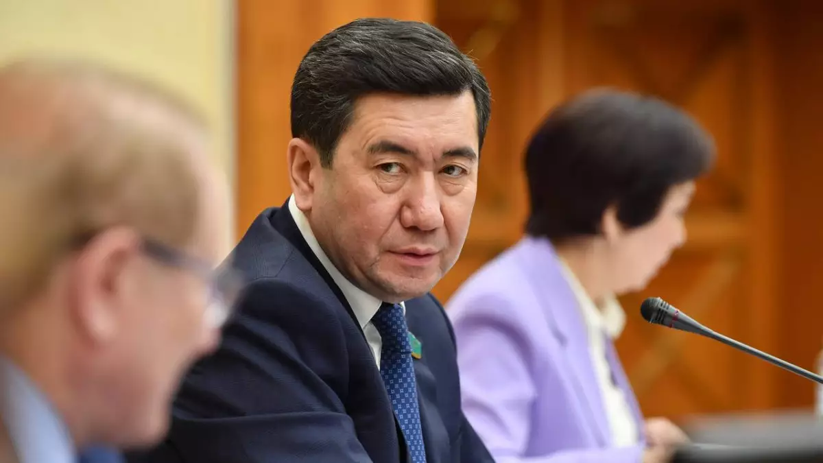 Сауда министрлігінің өкілі депутаттардың сұрағына жауап бере алмай, Қошановтан сөз естіді