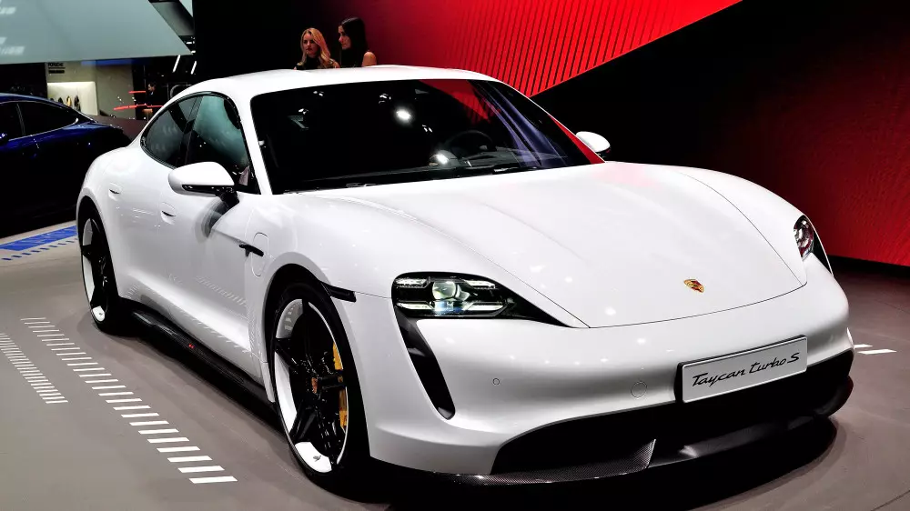 Появились фото китайского клона Porsche Taycan: он будет в 4 раза дешевле