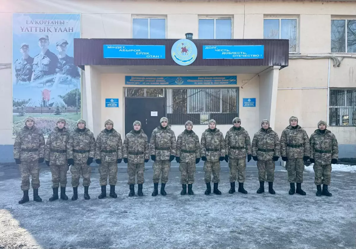 Со школьной скамьи - в один строй: 12 бывших одноклассников проходят службу вместе