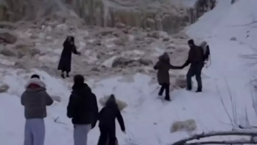 Ледяной обвал: в Эстонии глыбы замёрзшего водопада рухнули рядом с туристами