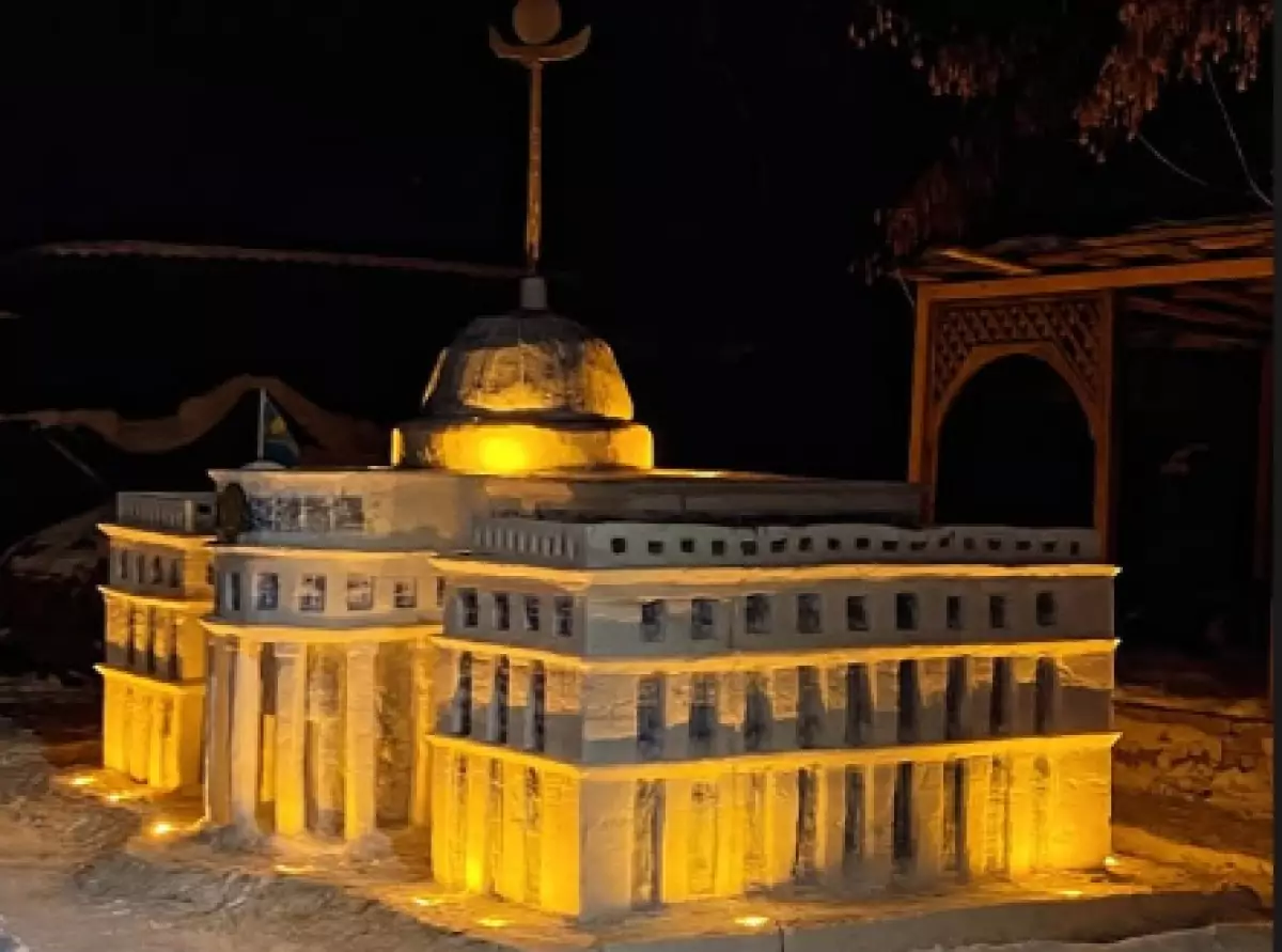 Житель ЗКО слепил из снега точную копию здания Акорды