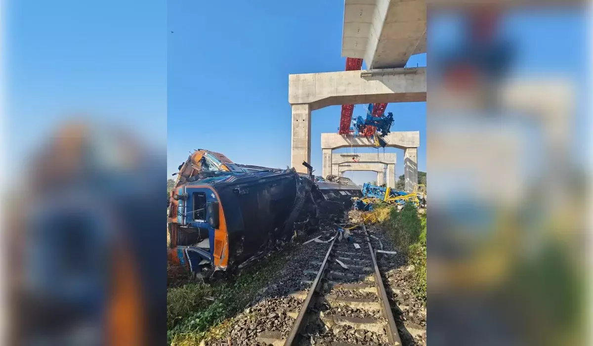Таиландта пойыздың үстіне кран құлап, 20-дан астам адам қаза тапты (ВИДЕО)