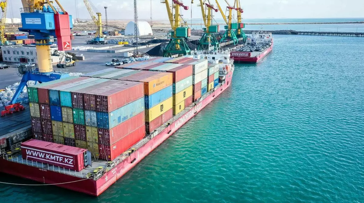 Казмортрансфлот увеличил контейнерные перевозки по Каспию на 15% за год