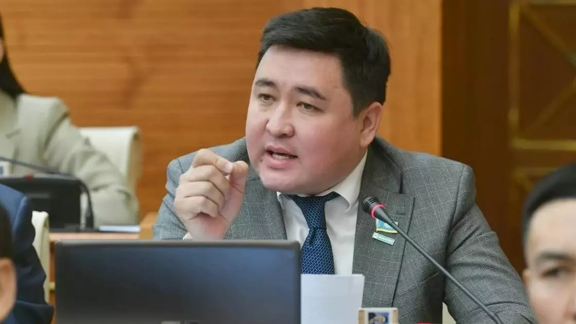 “250 мың теңгеге жүргізуші куәлігін жасап береміз”: Депутат трассаларда адам өлімі көбейіп кеткеніне алаңдады