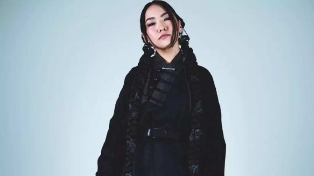 «Қазақ тілін әлем естуі тиіс»: Yenleak әйгілі COLORS жобасындағы тұңғыш қазақстандық әнші атанды (ВИДЕО)