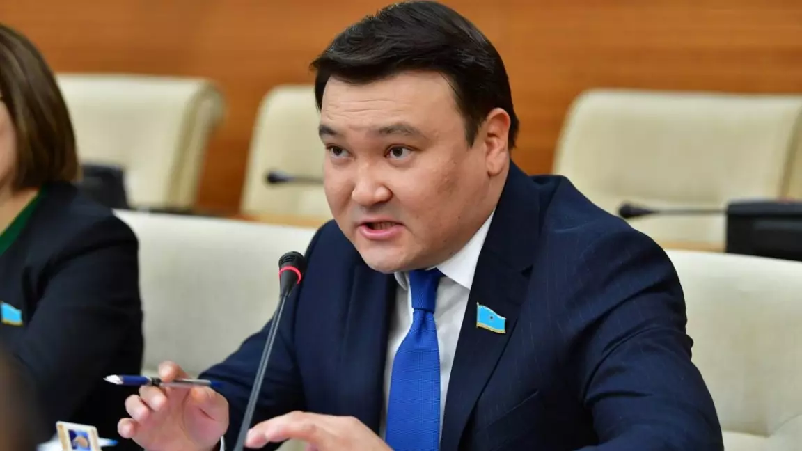 "Атақ пен марапатты тойға апаратын жай сыйлық деңгейіне дейін арзандатып алдық" - депутат