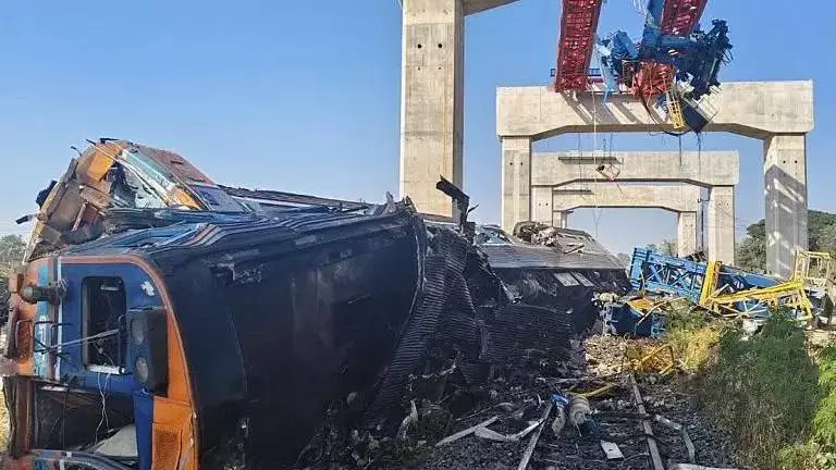 «Бізді ауаға лақтырып жіберді»: Таиландтағы пойыз апатынан 22 адам көз жұмды