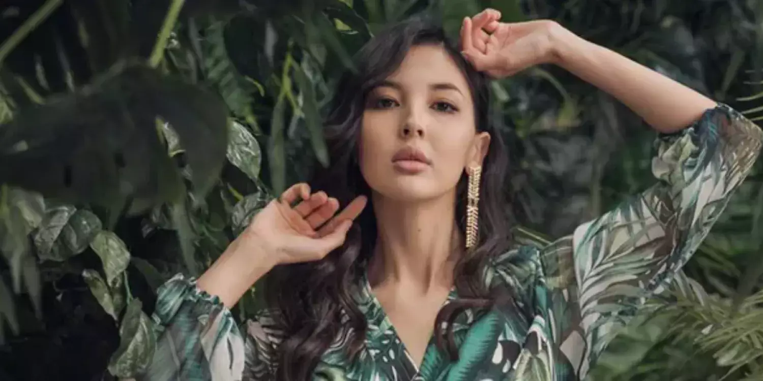 "Діннің атына кір келтіріп, "позорды" шаштыңдар" - хиджабтағы қыз әнші Айдана Меденоваға шүйлікті