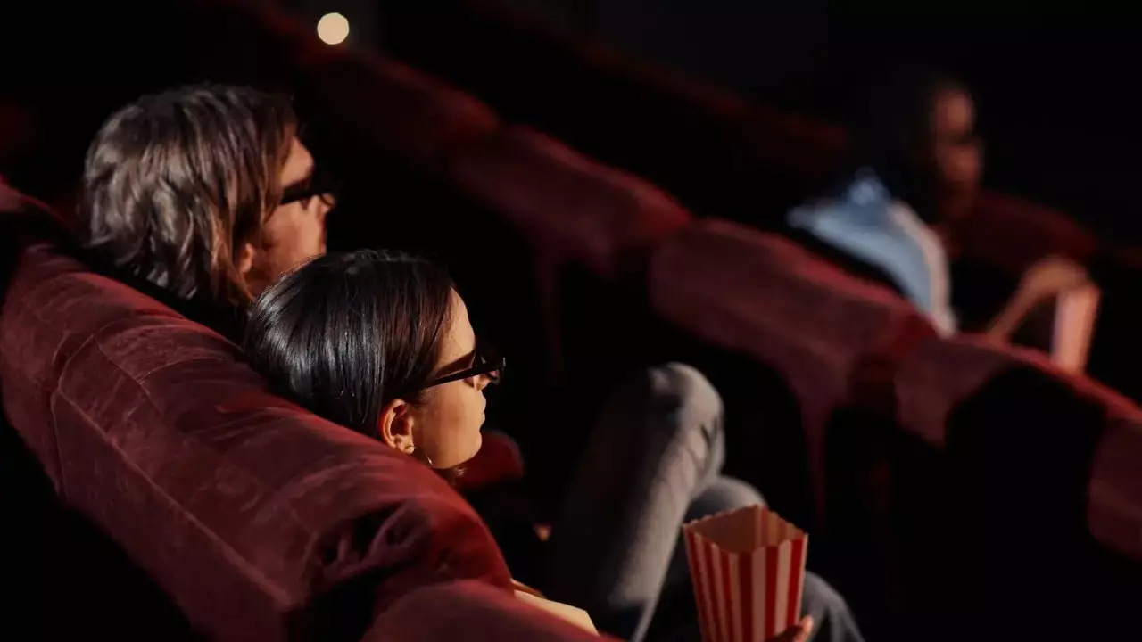 «Фильм жасаушылардан көп пайда табады»: Депутат кинотеатрларды тексеруді сұрады