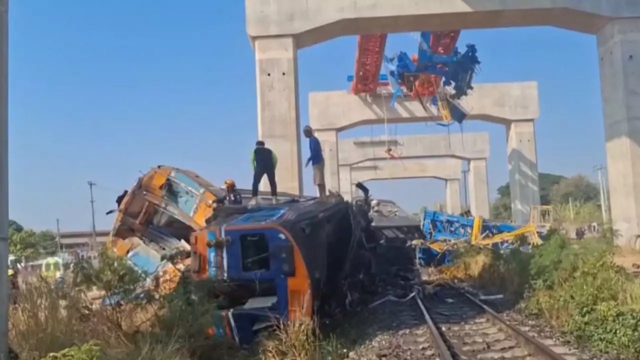 Строительный кран упал на поезд в Таиланде