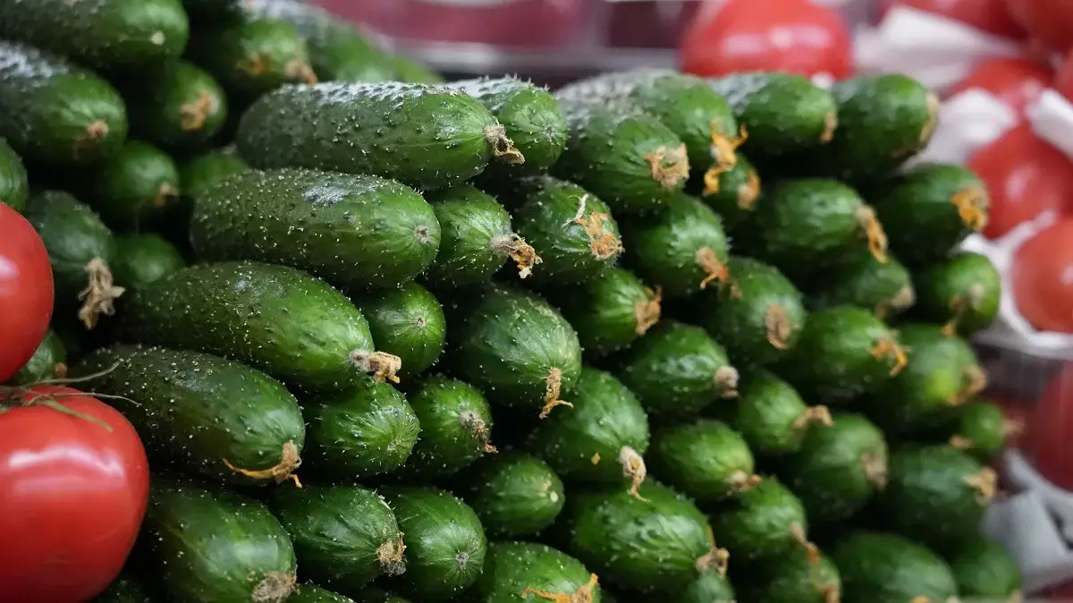 Снег и огурцы: чиновник из Минторговли рассказал, с чем связан рост цен