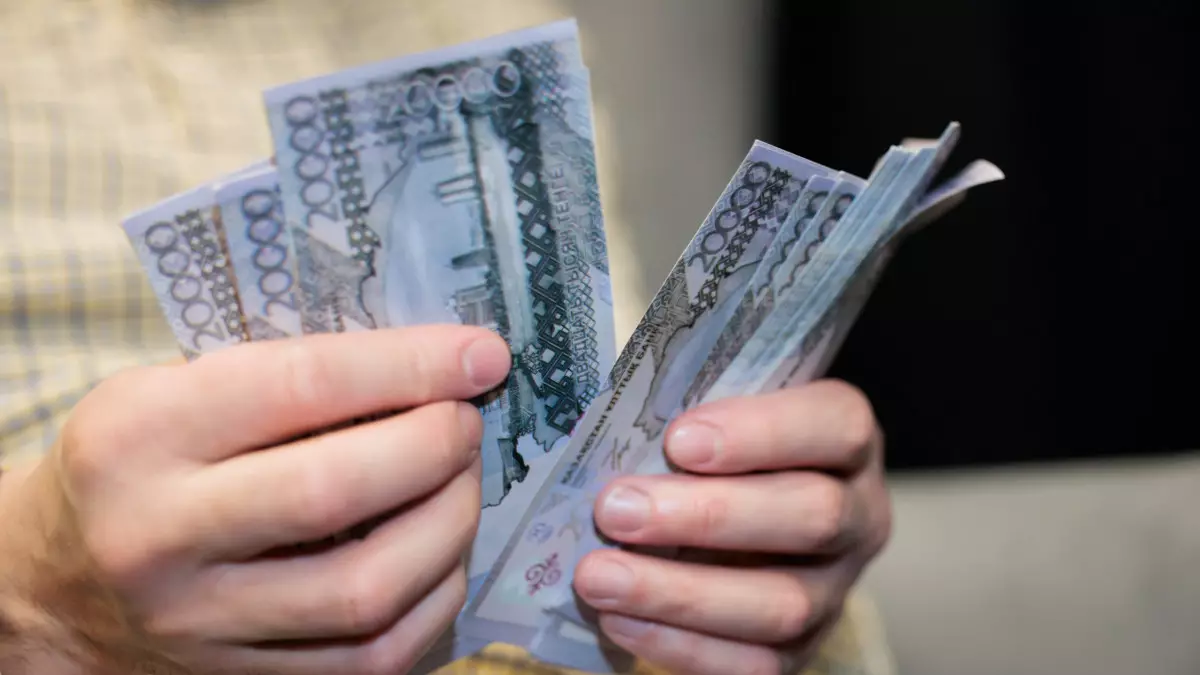 Көкшетауда 500 мың теңге бопсалаған екі күдікті ақша алу кезінде ұсталды