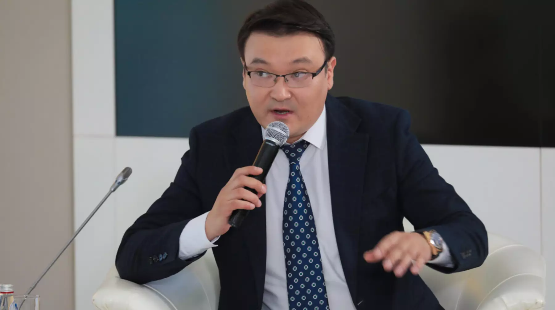 «Атағы жоқ, медаль алмаған кім қалды?!» - Депутат «атақ саудасын» қатаң сынға алды (ВИДЕО)