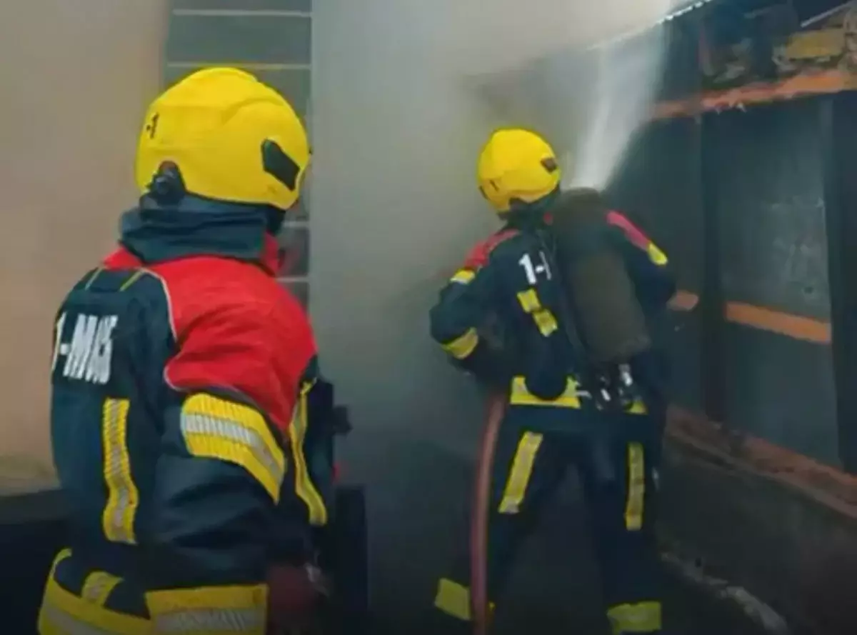 Пожар в Медеуском районе: загорелся частный дом (видео)